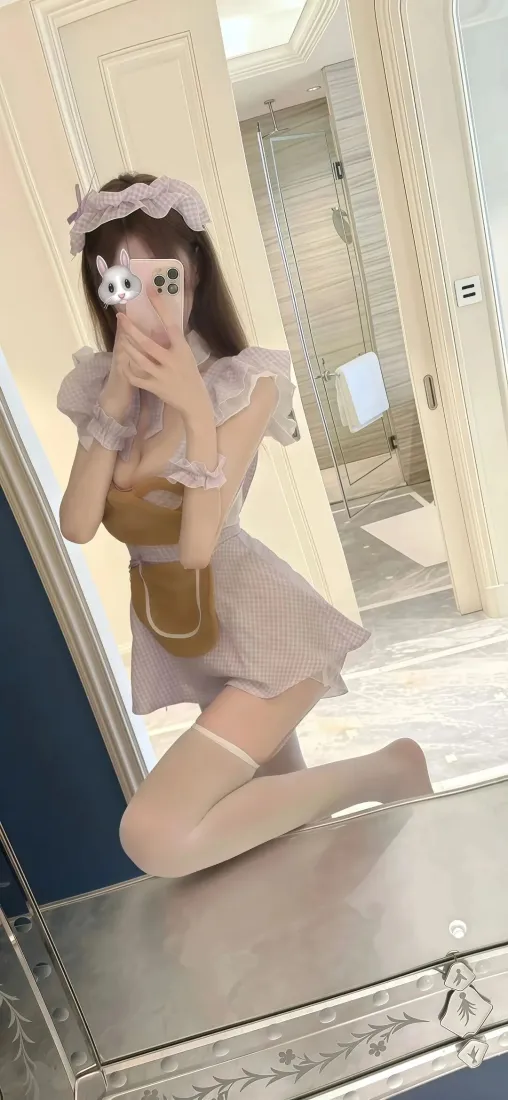 女仆装女生自拍手机壁纸｜浴室背景 - 白色丝袜「哲风壁纸」