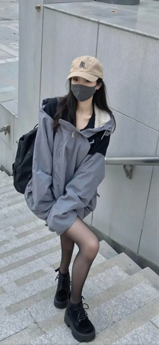 美女手机壁纸｜灰色楼梯背景图 - 时尚穿搭「哲风壁纸」