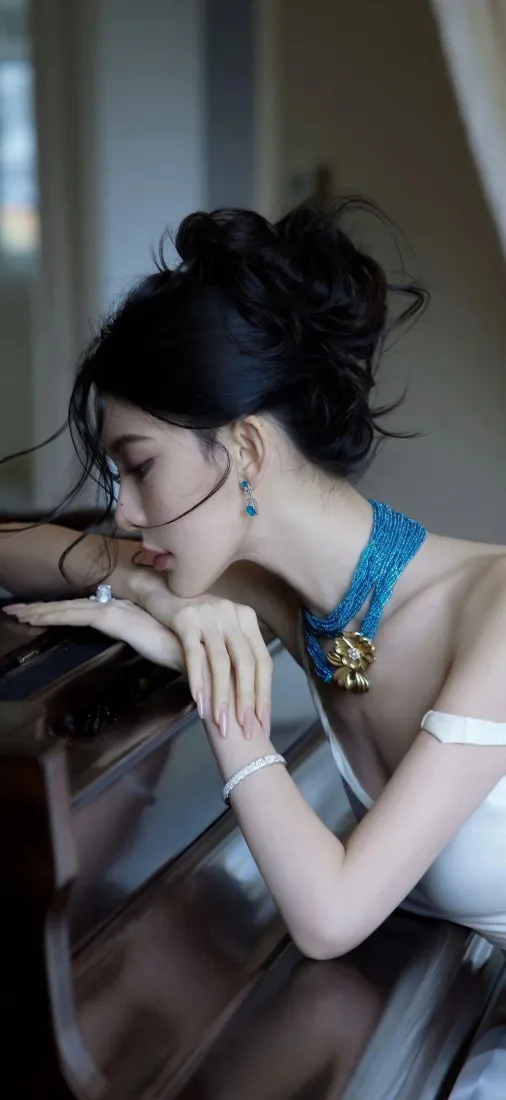 白衣美女手机壁纸｜室内背景图 - 蓝项链优雅「哲风壁纸」