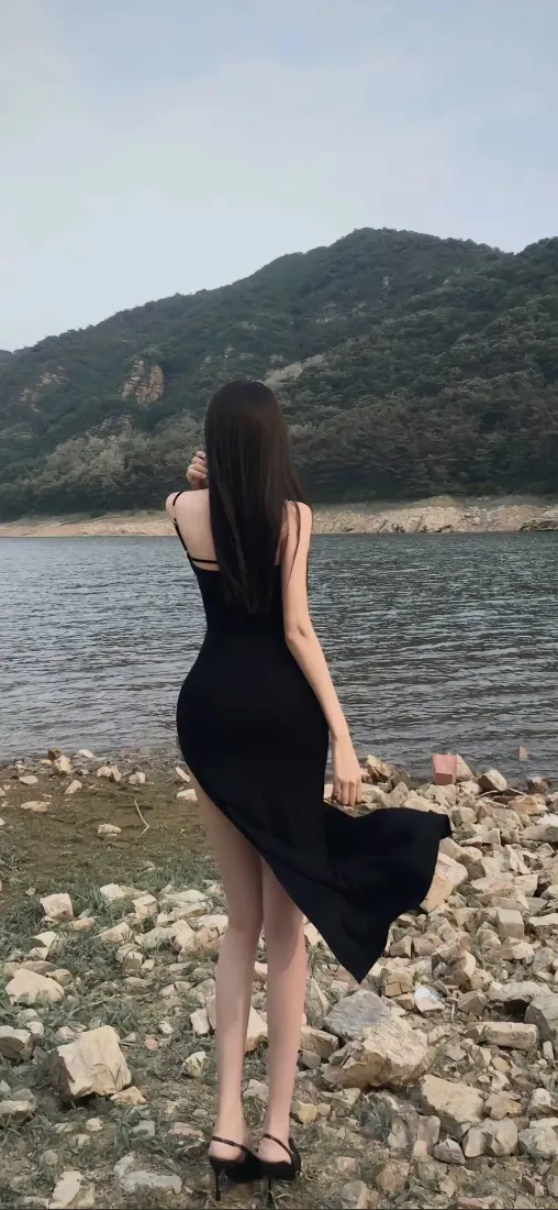 黑衣美女手机壁纸｜山水背景图片 - 户外「哲风壁纸」