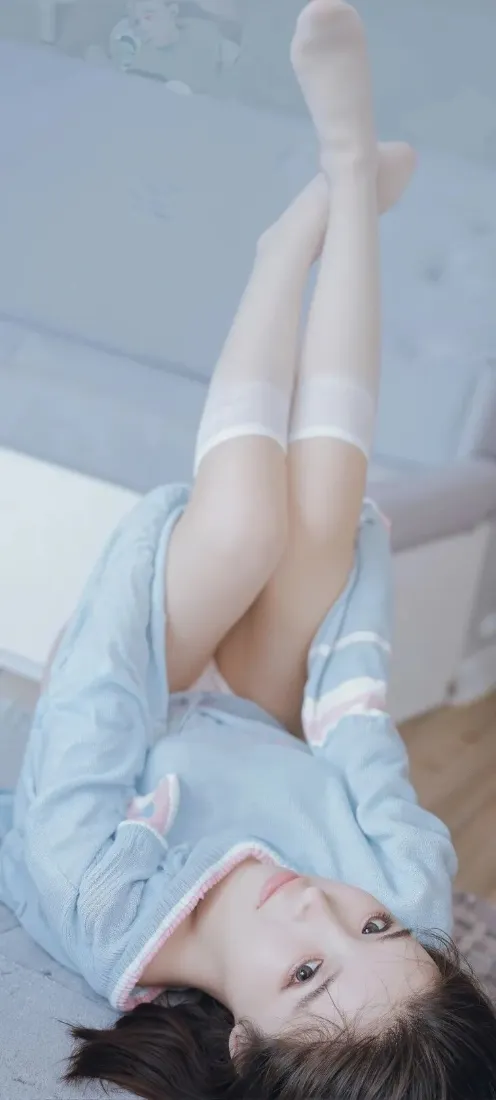 蓝衣美女手机壁纸｜室内背景图片 - 白色丝袜美女「哲风壁纸」