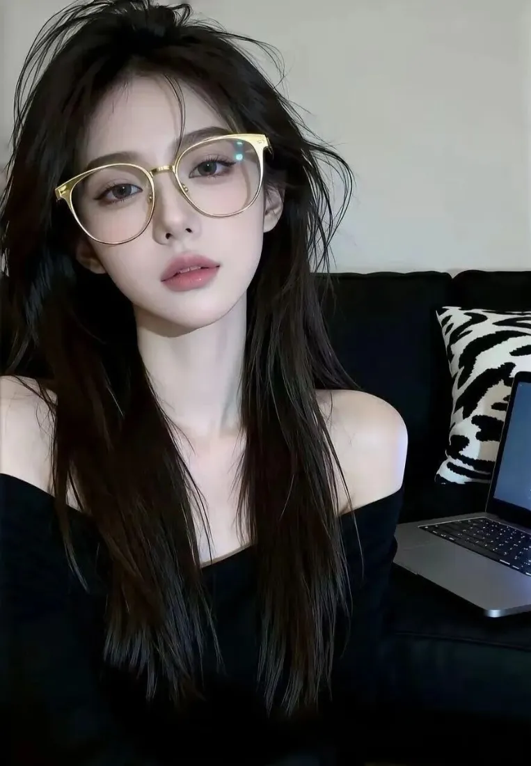 戴眼镜美女手机壁纸｜室内背景图片 - 黑色露肩上衣「哲风壁纸」