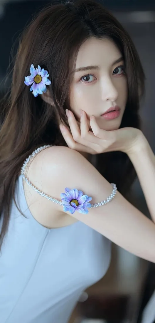 美女手机壁纸｜蓝色花朵背景图 - 时尚穿搭「哲风壁纸」