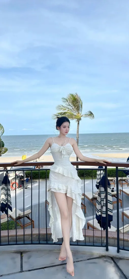 美女手机壁纸｜海边背景图片 - 白色礼服海景「哲风壁纸」
