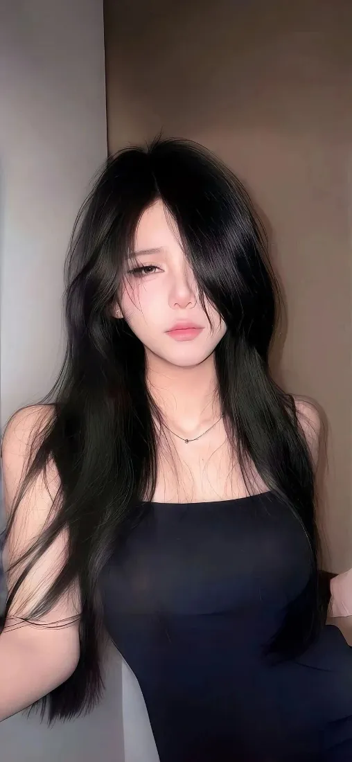 黑衣美女手机壁纸｜室内背景图片 - 黑色吊带裙「哲风壁纸」