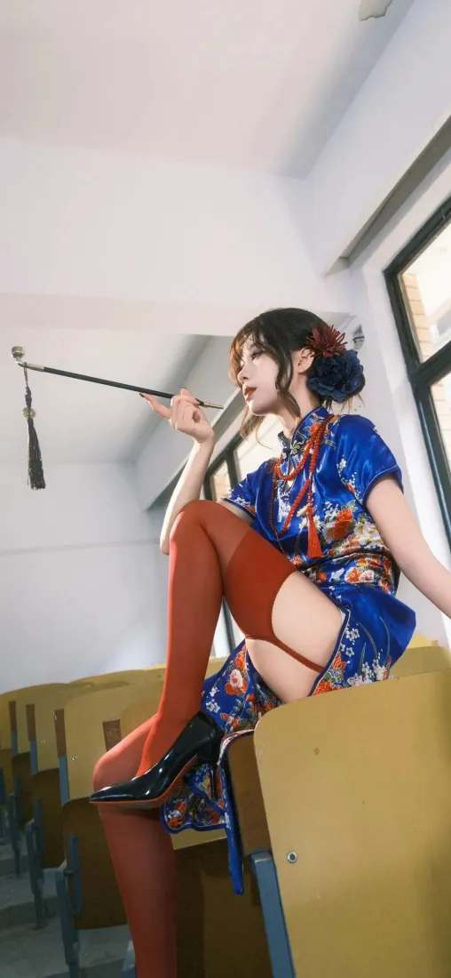 旗袍美女手机壁纸｜教室背景图 - 红色长袜「哲风壁纸」