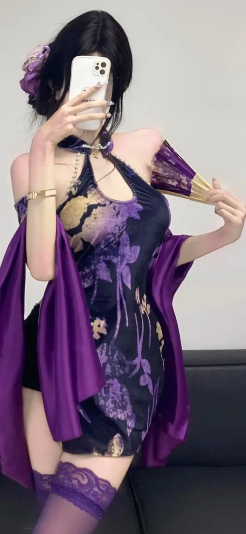 旗袍美女手机壁纸｜黑色沙发背景图片 - 紫色旗袍自拍「哲风壁纸」