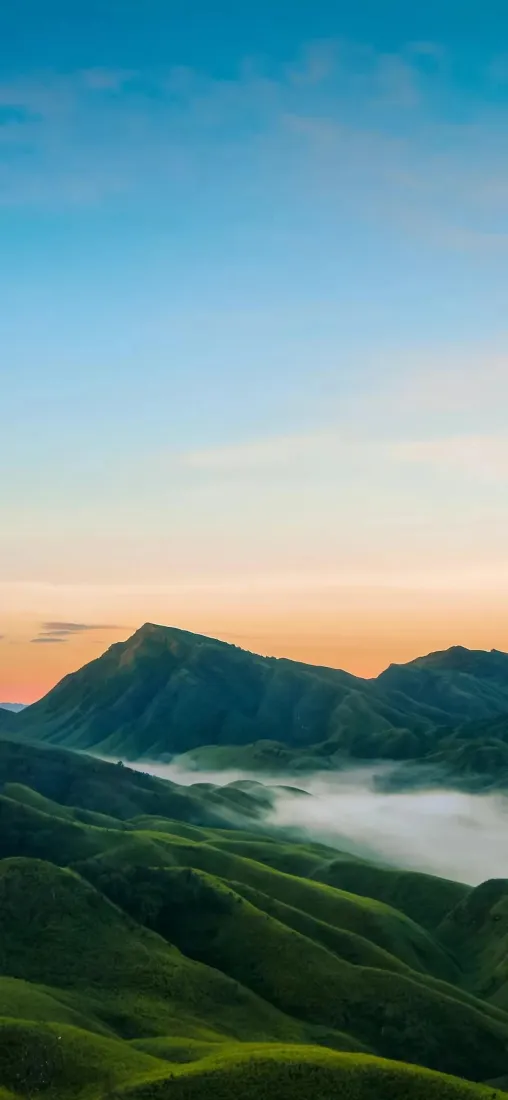 山峦手机壁纸｜自然背景图片 - 绿色山脉云雾蓝天「哲风壁纸」