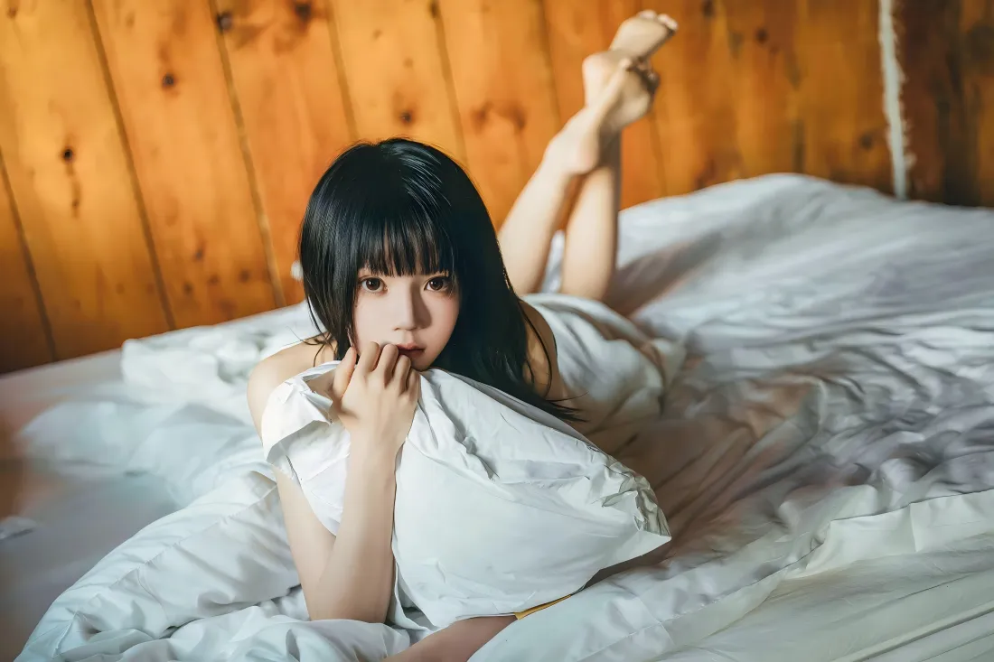 7k女孩写真壁纸｜木质背景图片 - 白色床单「哲风壁纸」