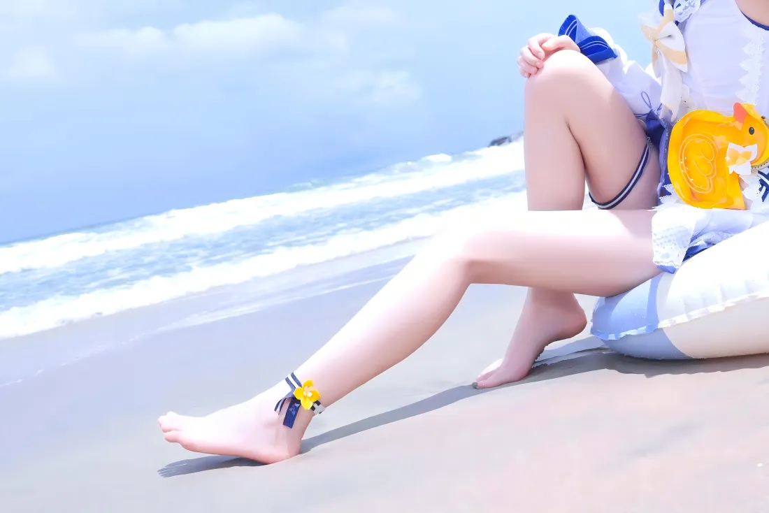 8k原神角色壁纸｜海滩蓝天背景图片 - 夏日脚链赤脚美女「哲风壁纸」
