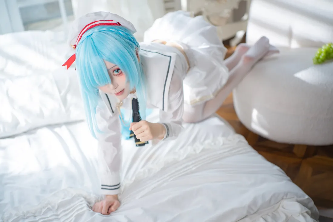6k蓝发少女cos壁纸｜白色房间背景图片 - 水手服白丝「哲风壁纸」