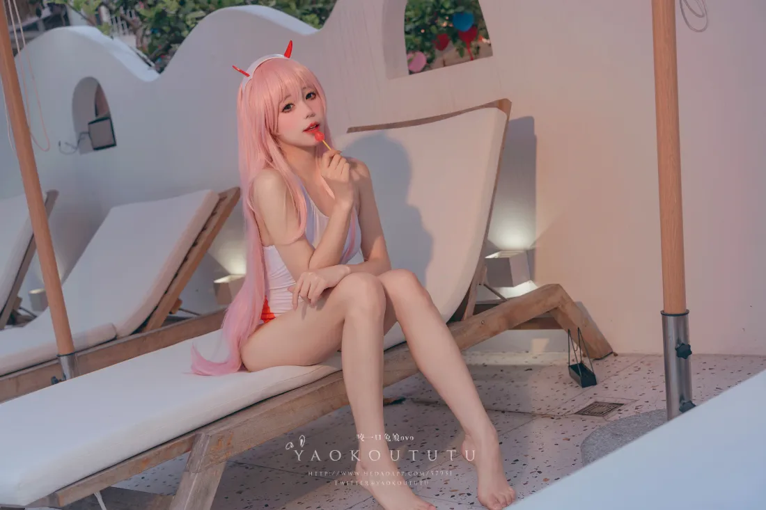 7k泳装美腿少女壁纸｜粉色泳池背景 - 可爱长腿「哲风壁纸」