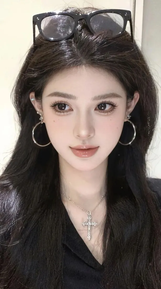 黑衣美女手机壁纸｜室内背景图片 - 时尚穿搭精致妆容「哲风壁纸」