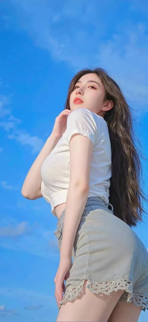 白衣美女手机壁纸｜蓝天背景图 - Ios 夏日穿搭「哲风壁纸」