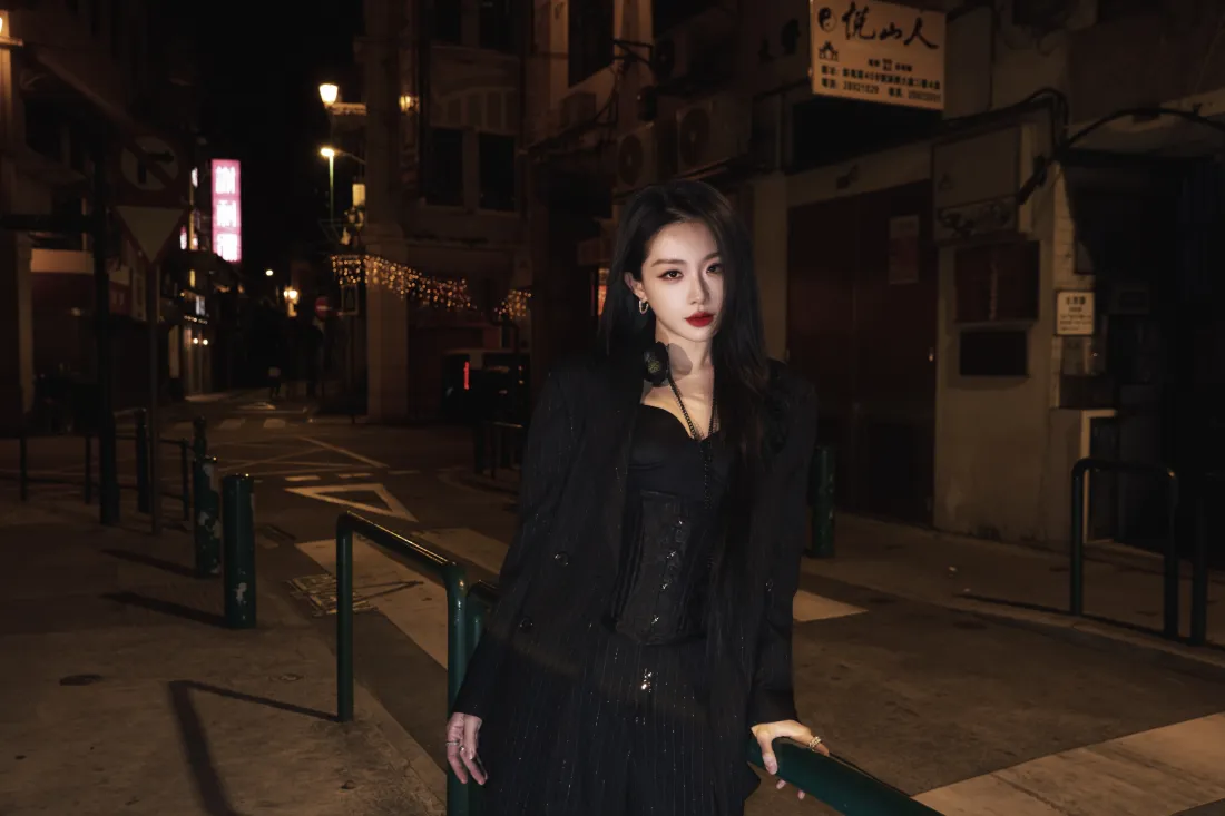 7k喻言壁纸｜街头夜景背景图片 - 氛围感美女「哲风壁纸」