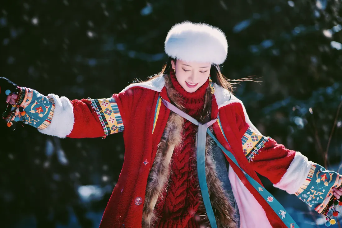 3k红衣女子雪景壁纸｜雪地背景 - 红色传统服饰毛帽「哲风壁纸」
