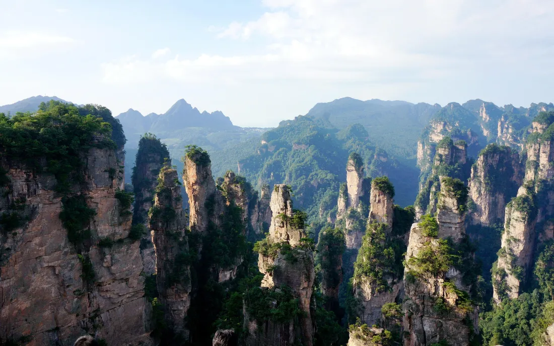 3k张家界奇峰壁纸｜自然风景背景 - 森林蓝天云雾「哲风壁纸」