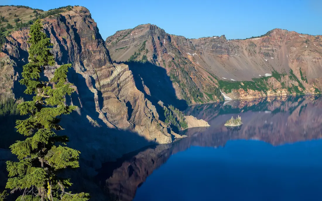 3k火山口湖壁纸｜自然风景背景图 - 湖水山脉松树「哲风壁纸」