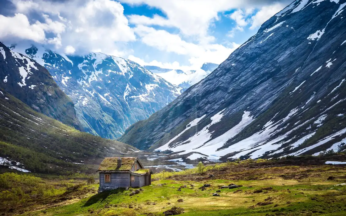 3k雪山壁纸｜山谷背景图 - 小木屋草地蓝天「哲风壁纸」