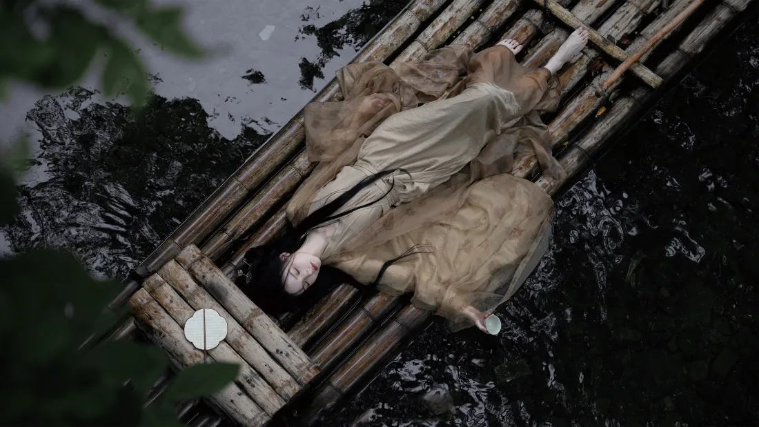 2k古风竹排壁纸｜林间水面背景 - 清冷古装人物「哲风壁纸」