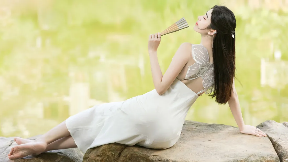 2k白衣女子壁纸｜自然风景背景 - 长发白裙扇子「哲风壁纸」