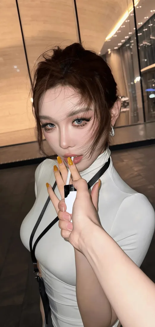 美女手机壁纸｜白色紧身衣背景图 - 美甲 精致妆容「哲风壁纸」