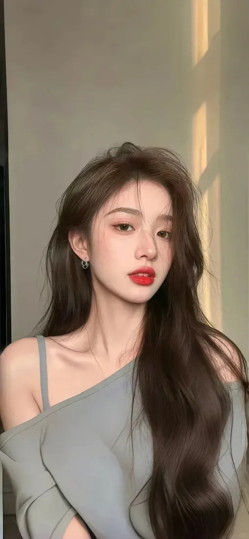 长发美女手机壁纸｜暖光背景图片 - 灰色吊带「哲风壁纸」