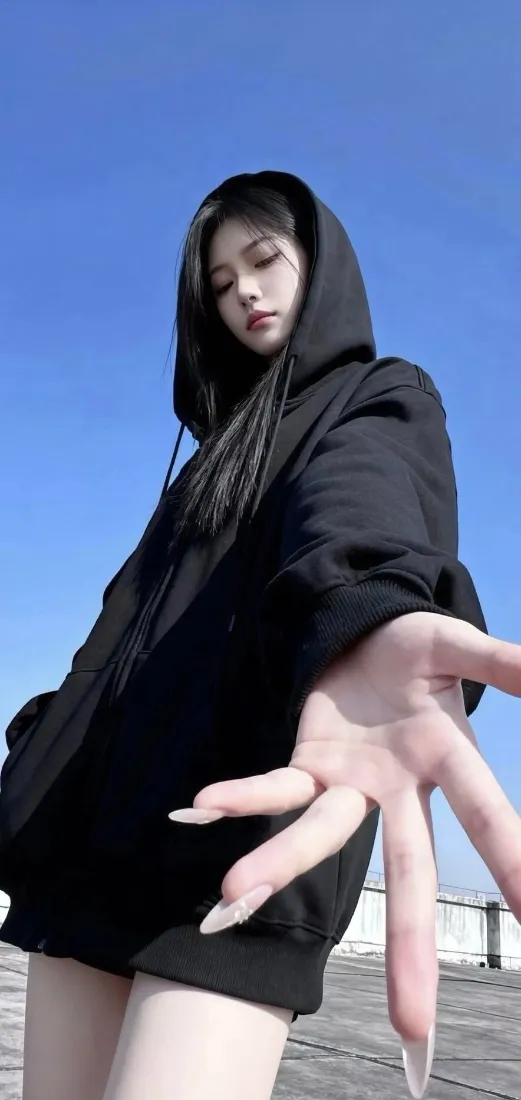 黑衣美女手机壁纸｜蓝天背景 - 长指甲短裙「哲风壁纸」