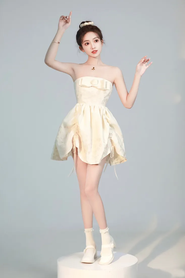 美女手机壁纸｜浅灰背景图片 - 浅黄色抹胸裙「哲风壁纸」