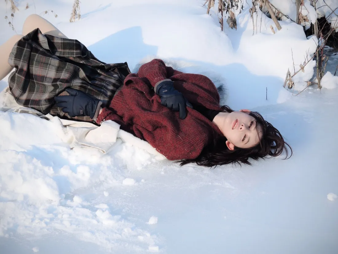3k雪地人像壁纸｜冬日雪景背景 - 红衣女孩「哲风壁纸」
