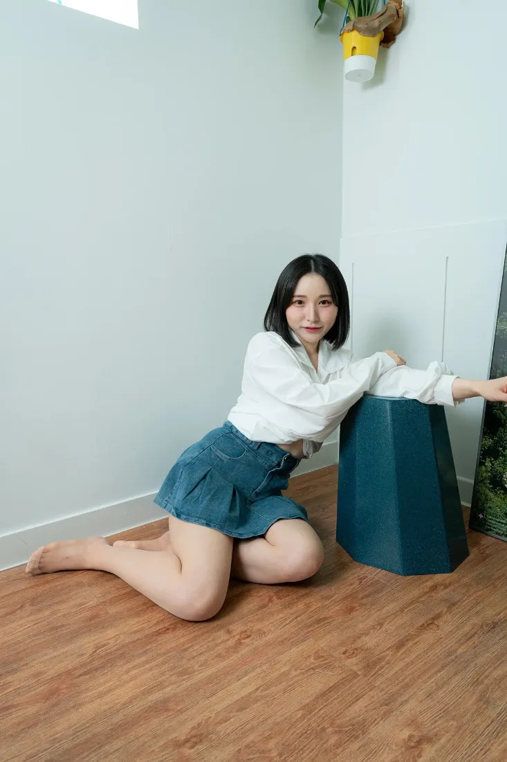女生居家手机壁纸｜白色背景图片 - 蓝裙赤脚休闲「哲风壁纸」