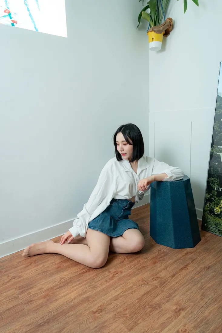 女生居家手机壁纸｜白墙木地板背景图片 - 蓝短裙白衬衫「哲风壁纸」