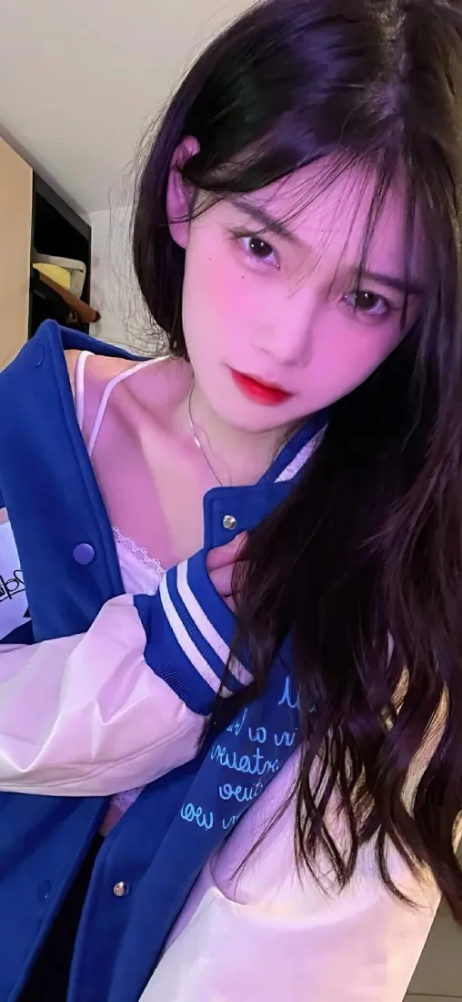 蓝白外套美女手机壁纸｜室内背景图片 - 长发红唇「哲风壁纸」