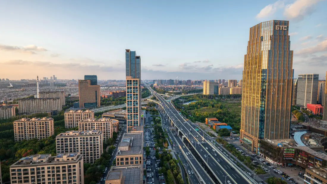 城市建筑黄昏手机壁纸｜道路背景图片 - 高楼景观「哲风壁纸」