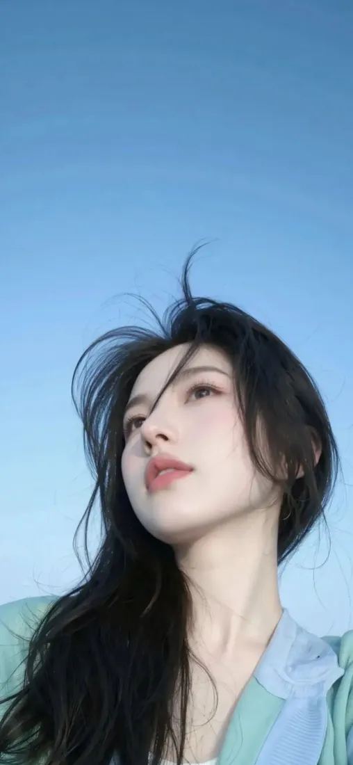 长发美女手机壁纸｜蓝天背景图片 - 清新户外美女「哲风壁纸」
