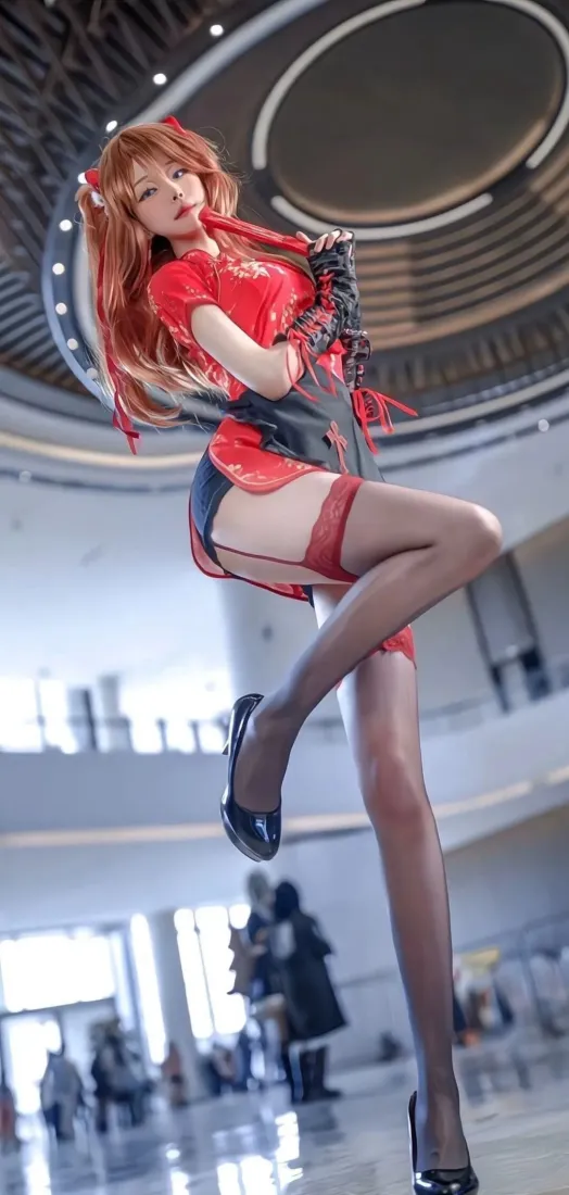 红发美女手机壁纸｜室内大厅背景图片 - 红衣黑丝cosplay「哲风壁纸」