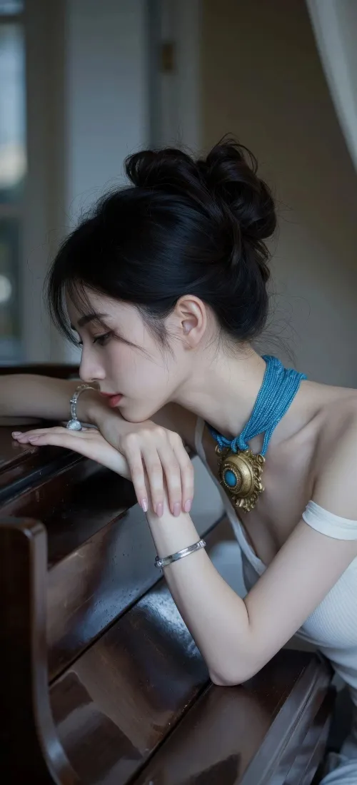 白衣盘发美女手机壁纸｜钢琴背景 - 优雅蓝饰「哲风壁纸」