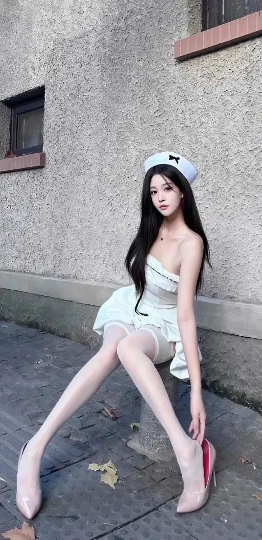 长发美女手机壁纸｜灰墙背景图片 - 时尚穿搭「哲风壁纸」