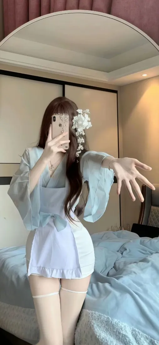 浅蓝服饰美女手机壁纸｜卧室背景图片 - 自拍「哲风壁纸」