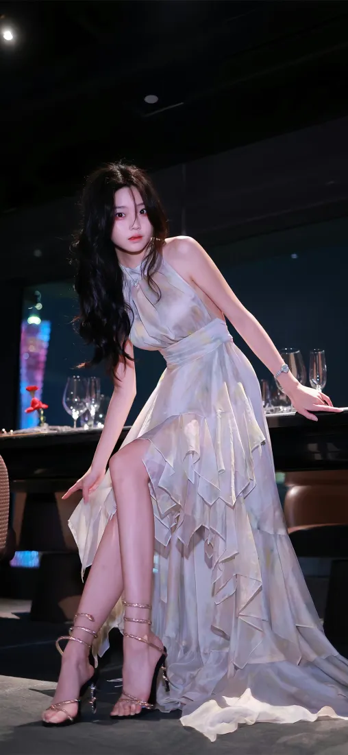 美女手机壁纸｜晚宴背景图片 - 浅色礼服高跟鞋「哲风壁纸」