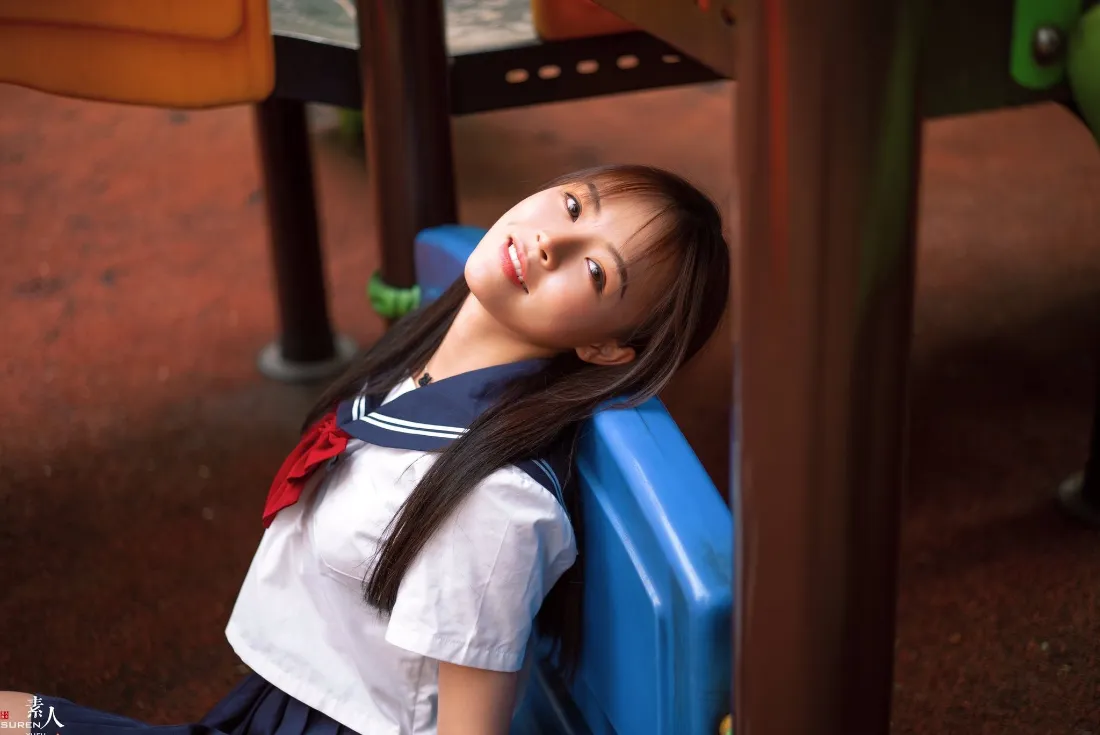 2k水手服女孩壁纸｜游乐场背景图片 - 红领结「哲风壁纸」