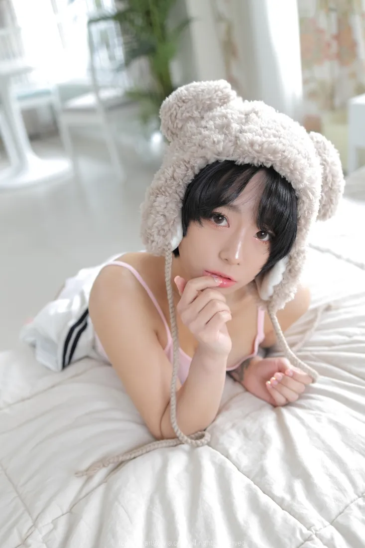 毛绒熊耳帽手机壁纸｜居家背景图片 - 吊带女孩「哲风壁纸」
