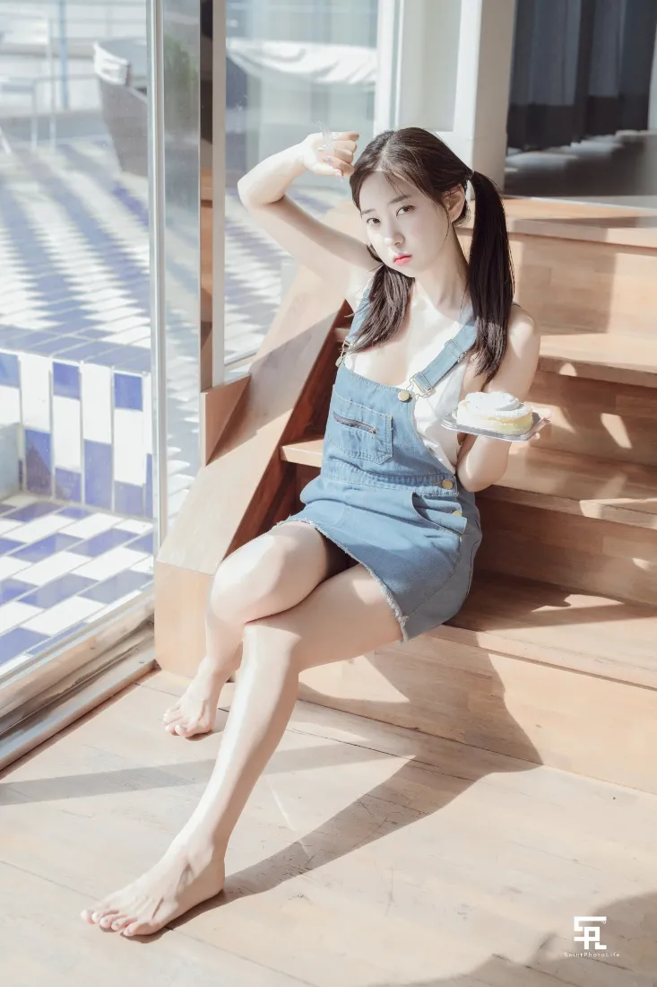少女楼梯写真手机壁纸｜阳光背景图片 - 牛仔背带裙「哲风壁纸」