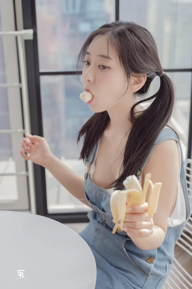 双马尾少女手机壁纸｜室内背景图片 - 阳光吃香蕉「哲风壁纸」