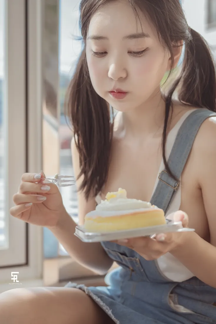 双马尾美女牛仔背带裙手机壁纸｜室内背景图片 - 蛋糕下午茶「哲风壁纸」