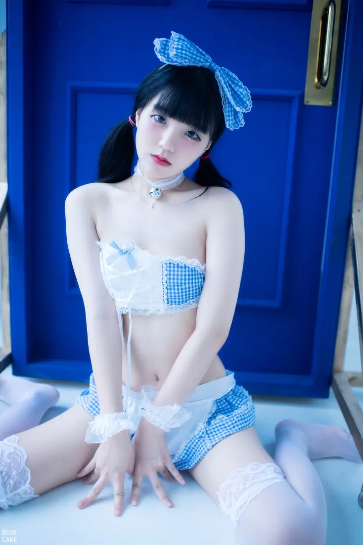 可爱少女手机壁纸｜居家背景图片 - 蓝白格子服饰「哲风壁纸」