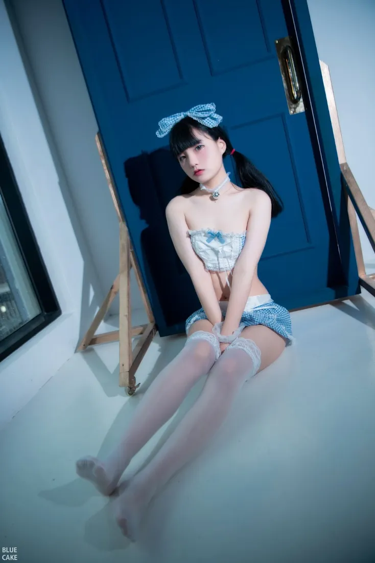 女孩手机壁纸｜蓝色格子背景图片 - 居家「哲风壁纸」