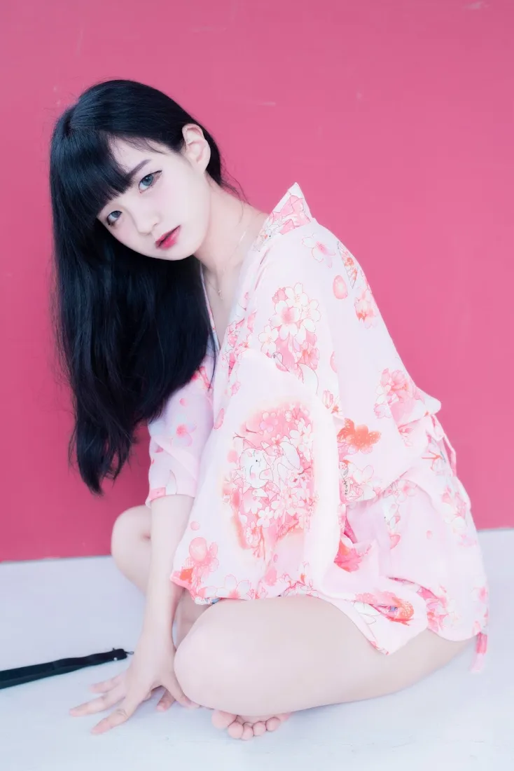 粉色花饰美女手机壁纸｜红色背景 - 性感写真「哲风壁纸」