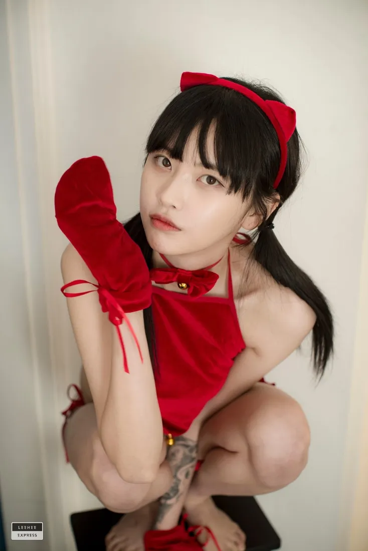 红衣女孩手机壁纸｜红色背景图片 - 可爱蹲姿纹身「哲风壁纸」