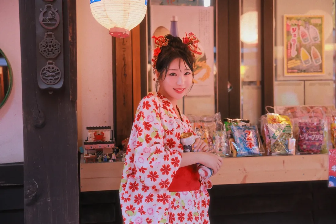 （和服少女手机壁纸｜日式街道背景图片 - 红色花纹和服）「哲风壁纸」
